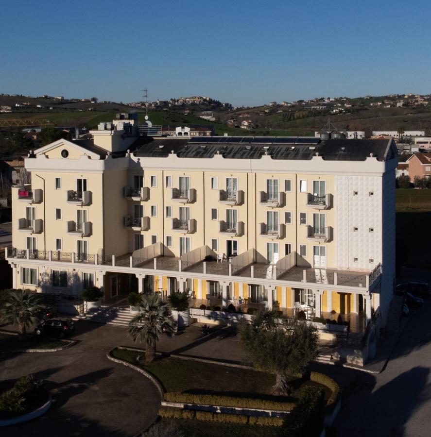 Hotel Concorde Sant'Egidio alla Vibrata Екстериор снимка